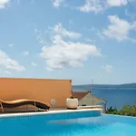 Poolside House Nina