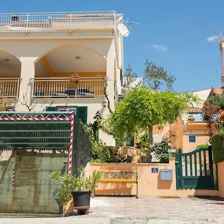 Appartement Poolside House Nina