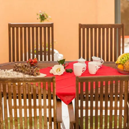 Daire Poolside House Nina *