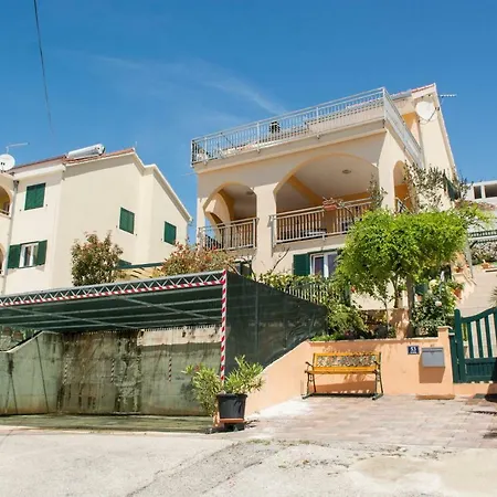 Appartement Poolside House Nina