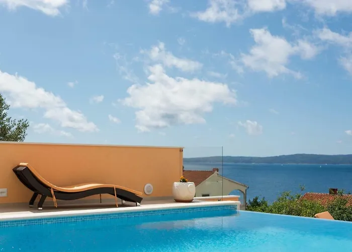 Poolside House Nina