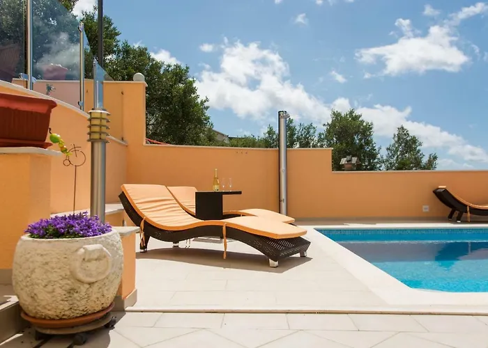 Poolside House Nina