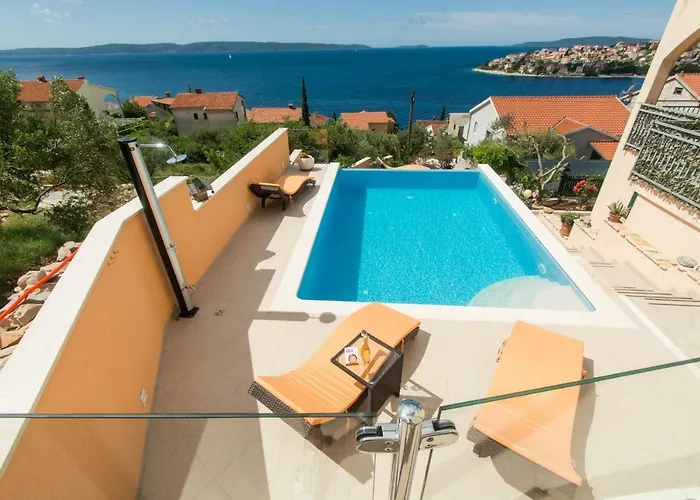 Poolside House Nina *