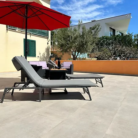 Apartment Poolside House Nina