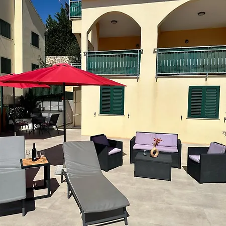 Apartment Poolside House Nina *