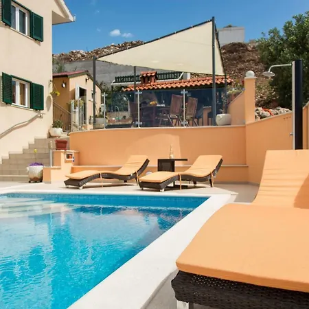 Poolside House Nina Apartment