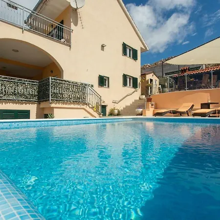 Poolside House Nina *