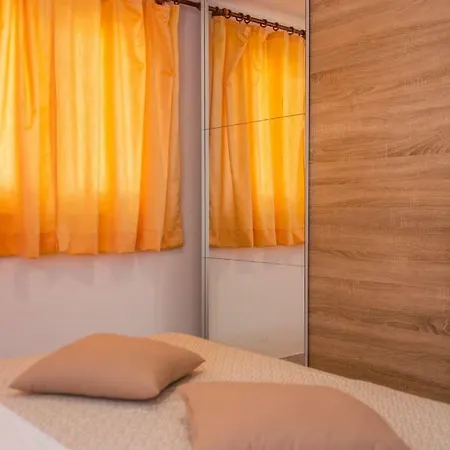 Apartamento Poolside House Nina *