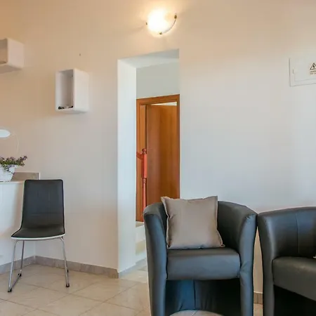 Poolside House Nina Apartment Trogir
