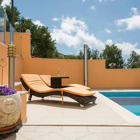 Poolside House Nina