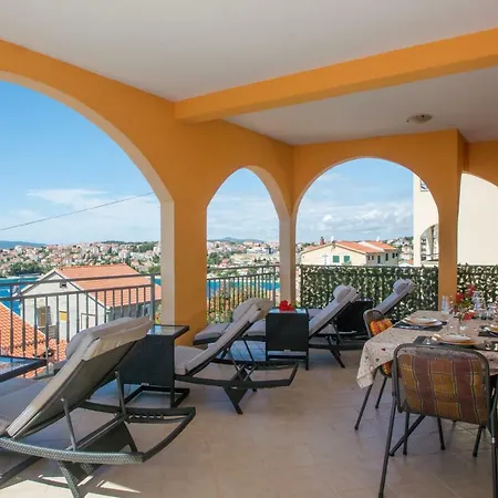 Poolside House Nina *