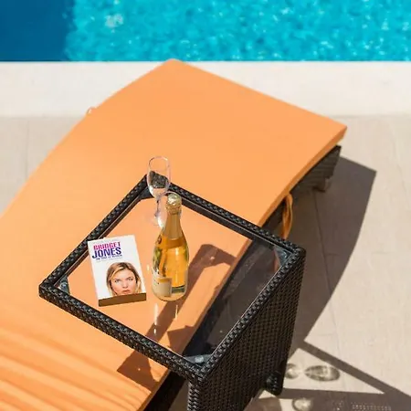 Poolside House Nina *