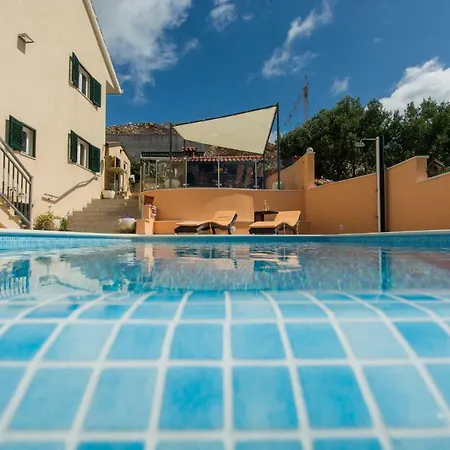 Poolside House Nina *