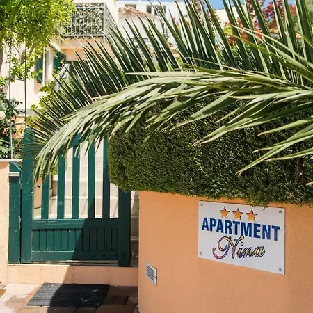 Apartamento Poolside House Nina *