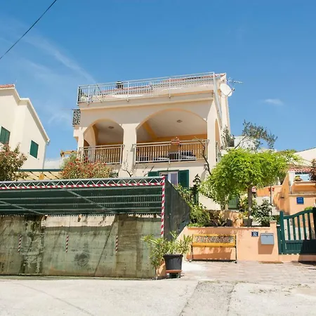 Poolside House Nina Appartement *