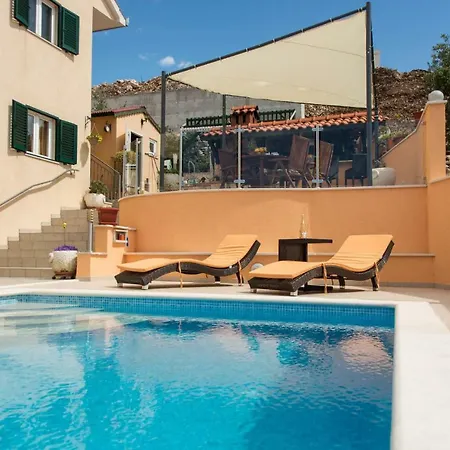 Apartamento Poolside House Nina *