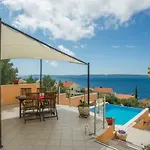 Appartamento Poolside House Nina *