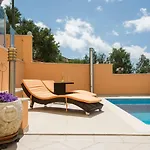 Poolside House Nina