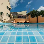 Poolside House Nina *