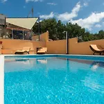 Poolside House Nina Traù