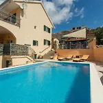 Poolside House Nina Traù