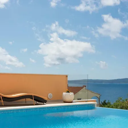 Poolside House Nina